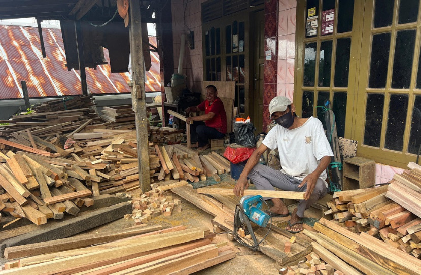 Gunanto tetap gigih menggeluti bisnis mebel. 