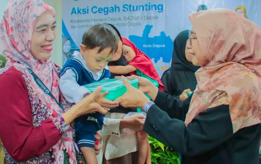 Ketua TP PKK Kota Depok, Elly Farida memberikan makanan sehat, pencegahan stunting. (Foto: Dok Diskominfo Kota Depok)