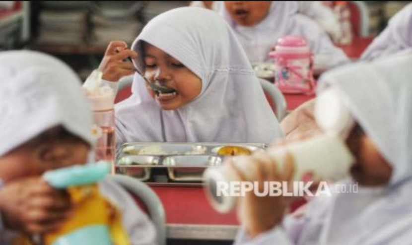 Para siswa menyantap hidangan Makan Bergizi Gratis (MBG) di SDN 05 Sukatani, Depok, Jawa Barat, Senin (06/01/2025). (Foto: Republika/Prayogi)