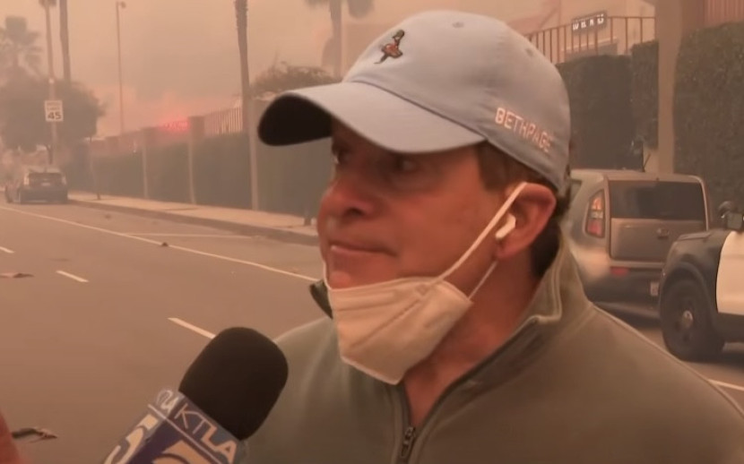 Aktor Steve Guttenberg dalam wawancara dengan reporter saat kebakaran Pasific Palisade. (KTLA)