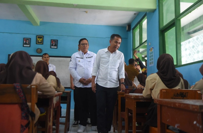 Pj Gubernur Jabar Bey Machmudin didampingi Pj Wali Kota Sukabumi memantau pelaksanaan makan bergizi gratis di sekolah Kota Sukabumi, Rabu (8/1/2025).