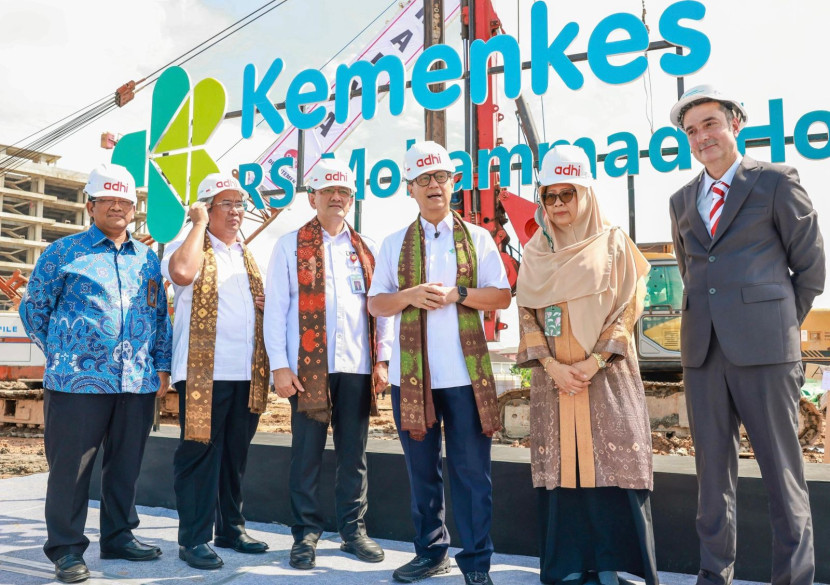 Menteri Kesehatan Budi Gunadi Sadikin bersama Sekretaris Daerah, Direktur Utama, dan jajaran direksi RSMH saat acara peletakan batu pertama (groundbreaking) Rumah Sakit Mohammad Hoesin (RSMH) Palembang