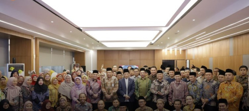 Menag Nasaruddin Umar foto bersama pada Pembinaan DWP Kemenag dan Seminar Motivasi di Kantor Kementerian Agama MH Thamrin, Jakarta, Senin, 6/1/2025.