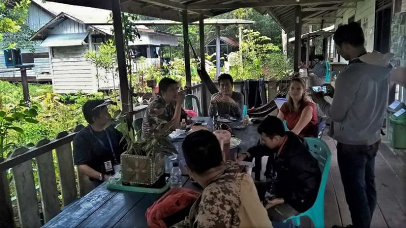 Diskusi dengan relawan di Posko LAHG Sebangau, Kalimantan Tengah. (Foto: Dok. SumatraLink.id)