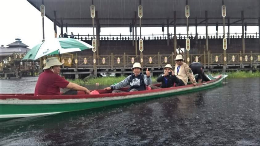 Perahu klotok mengantarkan penumpang ke Posko LAHG di pedalaman hutan. (Foto: Dok. SumatraLink.id)