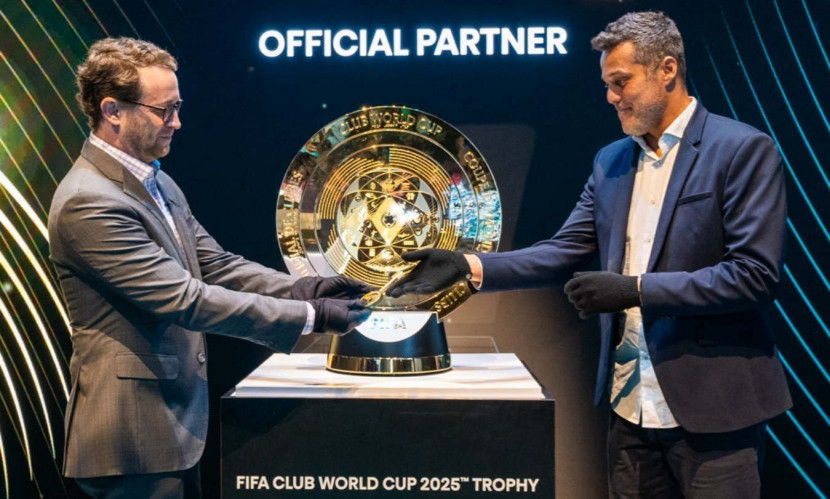 David Gold, Wakil Presiden Hisense International dan Presiden Hisense Amerika bersama Aldo Kafie, Kepala Manajemen Kemitraan FIFA, memperkenalkan Trofi Piala Dunia Antarklub FIFA 2025™ di CES. (Foto: Dok RUZKA INDONESIA)