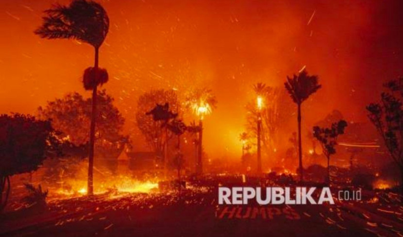 Kebakaran hutan melanda perumahan mewah di LA, AS. Dikabarkan 5 orang meninggal dunia dan hanguskan ribuan bangunan. (Foto: Dok REPUBLIKA)