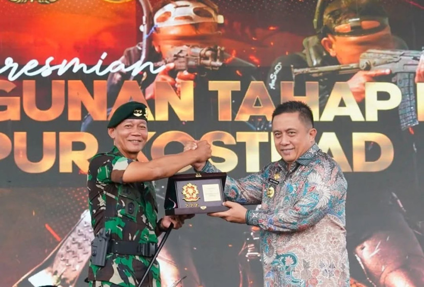 Pangkostrad Letjen Mohammad Fadjar dan Pj Bupati Bekasi Dedy Supriyadi. Sumber: Seputar Militer