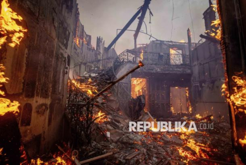 Sebuah rumah mewah terbakar saat terjadinya kebakaran besar yang melanda kawasan Pacific Palisades, Los Angeles, Kalifornia, Selasa (7/1/2025). Foto: AP Photo/Ethan Swope