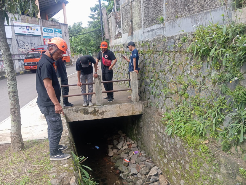 Petugas BPBD Kota Sukabumi memantau daerah rawan bencana.