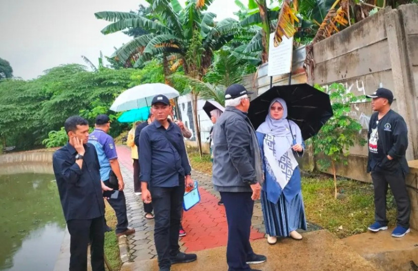 Merespon keluhan warga, Komisi C DPRD Kota Depok melakukan sidak ke Situ Bahar terkait telah terjadi pencemaran air. (Foto: Dok RUZKA INDONESIA)