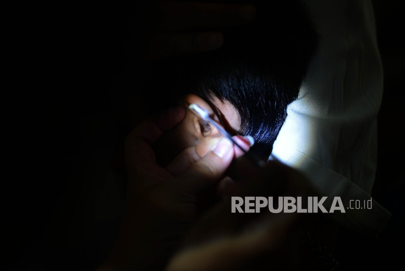 Dokter melakukan pembersihan kotoran telinga/Ilustrasi. Foto: Dok. Republika