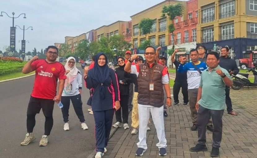 Aparatur Kecamatan dan Kelurahan di Bojongsari, Kota Depok sosialisasikan Gerakan Masyarakat Sadar Berolahraga (Gemas Bro), Jumat (10/01/2024). (Foto: Dok Diskominfo Kota Depok)