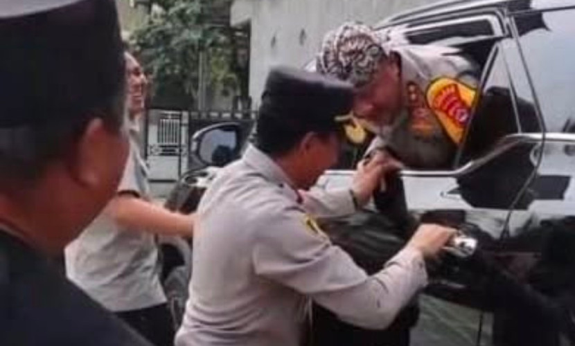 Aksi kocak Kapolres Serang, AKBP Condro Sasongko saat keluar dari jendela mobil. (Foto: Dok Polres Serang)