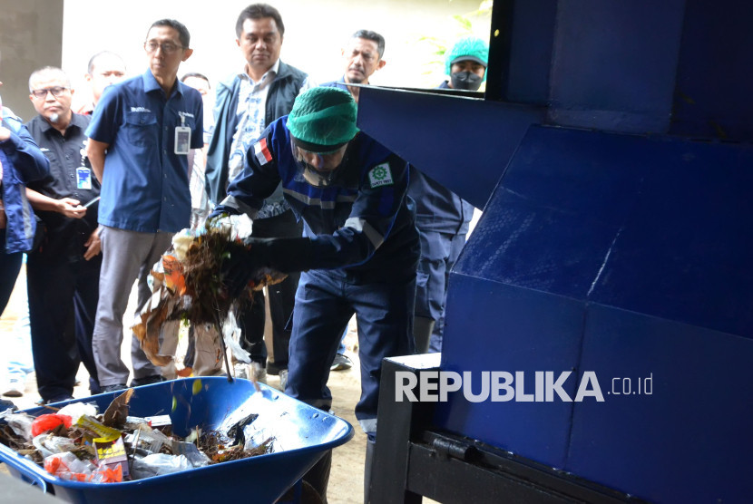 Direktur Keuangan dan Manajemen Risiko perhutani Sandy Mukhlisin bersama Asisten Deputi Bidang Industri Perkebunan dan Kehutanan Kementerian BUMN Faturohman meninjau proses pengolahan sampah di TPS Terpadu Cikole Jayagiri, Lembang, Kabupaten Bandung Barat, Kamis (9/1/2025). Foto: Edi Yusuf