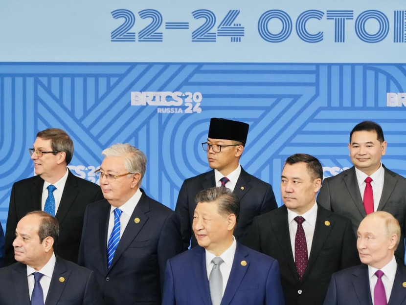 Menlu Indonesia Sugiono bersama para kepala negara anggota BRICS. (FOTO: IG @sugiono_56)