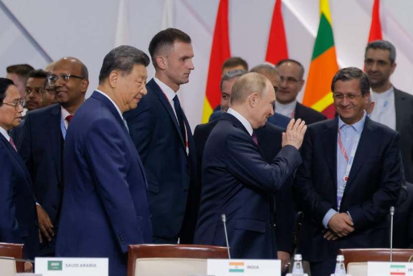 Presiden Cina Xi Jinping, kiri, dan Presiden Rusia Vladimir Putin menghadiri sesi pada KTT BRICS di Kazan, Rusia, Kamis, 24 Oktober 2024. (FOTO: Alexander Nemenov/Pool Photo via AP)