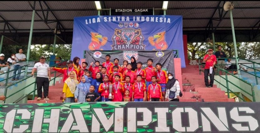 SSB Fajar Putra Junior 04 Depok naik podium, juara 3 kelompok usia 12 tahun di kompetisi Liga Sentra Indonesia, Ahad (12/01/2025). (Foto: Dok SSB Fajar Putra Junior 04)