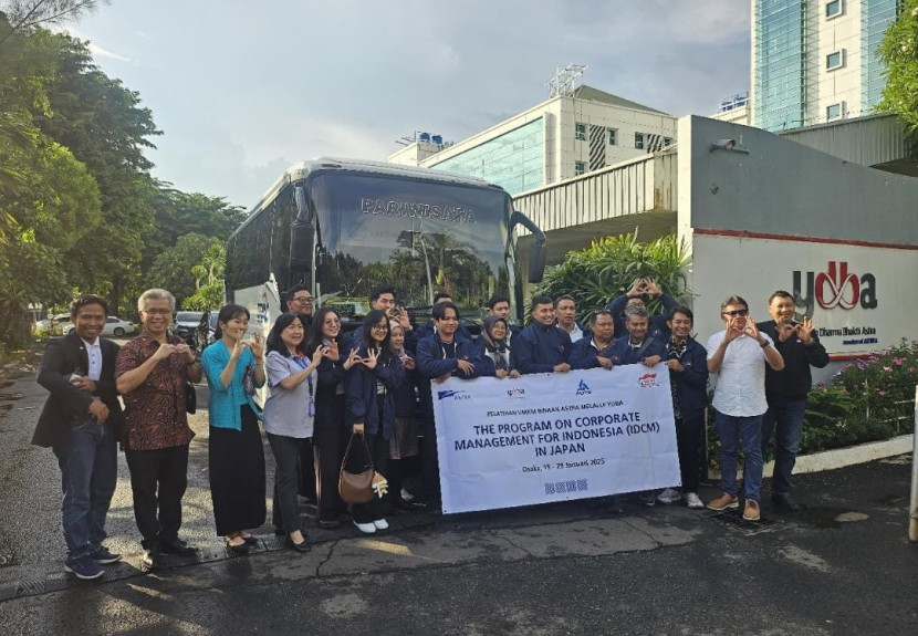 Seluruh UMKM binaan Astra melalui Yayasan Dharma Bhakti Astra (YDBA) saat pelepasan di Jakarta, Senin (13/1/2025), untuk mengikuti pelatihan The Program on Corporate Management for Indonesia (IDCM) di Kansai Kenshu Center, Osaka, Jepang, pada 15-28 Januari 2025. (Foto: Dok Ruzka Indonesia/YDBA)