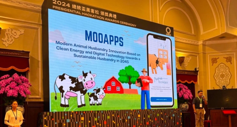 Mahasiswa UPER menginisiasi Moo Apps, sebuah inovasi teknologi yang dirancang sebagai alat pemantau kesehatan hewan ternak terintegrasi dengan aplikasi ponsel. (Foto: Dok UPER)