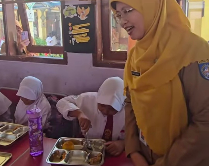 Kepala Dinkes Kota Depok, Mary Liziawati saat meninjau progam Makan Bergizi Gratis (MBG). (Foto: Dok RUZKA INDONESIA)