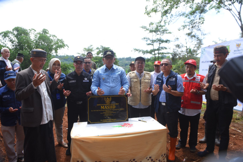 Peletakan batu pertama pembangunan Masjid Ar Rohman di Desa Mangunjaya, Kecamatan Bantargadung oleh Penjabat (Pj) Wali Kota Sukabumi, Kusmana Hartadji pada Selasa (14/1/2025)