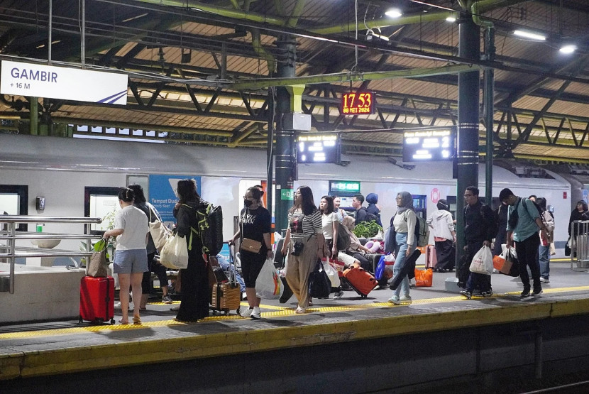 Ilustrasi. Penumpang turun di Stasiun Gambir, Jakarta Pusat. (Foto: Dok. Humas PT KAI)