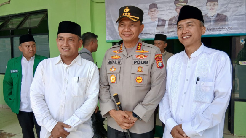 Kapolres Metro Depok, Kombes Abdul Waras berfoto bersama dengan Ketua Tanfidziyah PCNU Kota Depok KH. A. Solechan (kanan) dan Sekretaris PCNU Depok Ust. Khakim Mujayan (kiri).