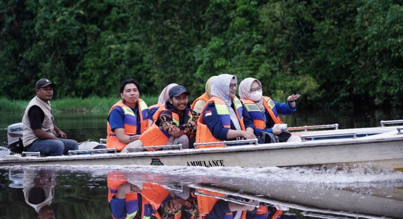 Tim PT Pelni (Persero) dan BSI Maslahat menyusuri sungai selama 3 jam untuk meresmikan bangunan sanitasi air bersih dan MCK di Desa Retok, Kabupaten Kubu Raya, Kalimantan Barat, Kamis (9/1/2025). (Foto: Dok Pelni)