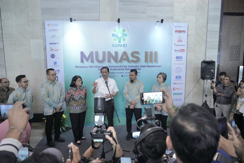 Ketua Dewan Ekonomi Nasional Indonesia Luhut Binsar Pandjaitan saat konferensi pers Musyawarah Nasional (Munas) ke-3 Asosiasi Produsen Alat Kesehatan Indonesia (ASPAKI).