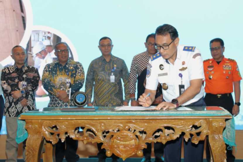 Direktur Jenderal Perhubungan Laut Capt. Antoni Arif Priadi tanda tangani High Level Meeting di Kantor Pusat Ditjen Hubla, Jakarta pada Selasa (14/1/2025). Sumber: Situs Resmi Ditjen Hubla.