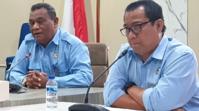 Direktur Layanan dan Pengembangan Usaha LPP RRI, Yonas Markus Tuhuleruw (kiri) didampingi Kapuspem RRI Besty Charmin (kanan) saat Jumpa Pers di ruang rapat Gedung RRI Pusat, Jakarta, Rabu (15/01/2025). (Foto: Bambang Ipung Priambodo/RUZKA INDONESIA)