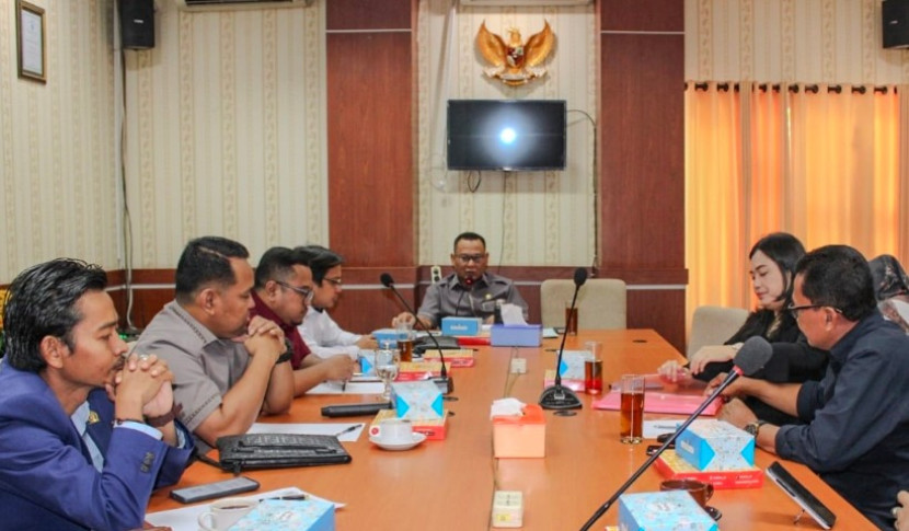 Ketua Komisi B DPRD Kota Depok, Hamzah dalam rapat terkait kewajiban TJSL atau CSR dengan dinas terkait dan perwakilan perusahaan di Kota Depok. (Foto: Dok RUZKA INDONESIA)