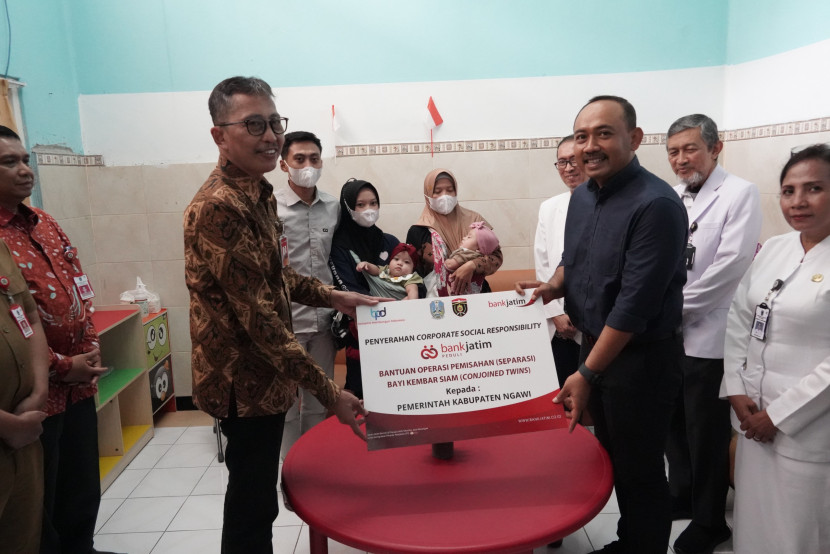 Penyerahan CSR dari Bank Jatim ke Pemkab Ngawi