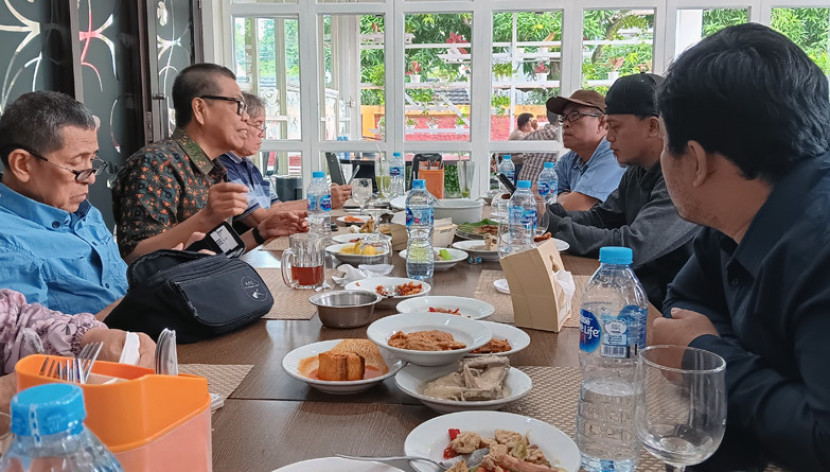 Bambang Hariyanto (kanan) Ketua Umum Pengurus Yayasan Perguruan Sjakhyakirti (kedua dari kiri) dan Rektor Unisti Agoes Thony (kiri) memberikan keterangan pers tentang dualisme di perguruan dan Universitas Sjakhyakirti. (FOTO: Muhammad Rifky)