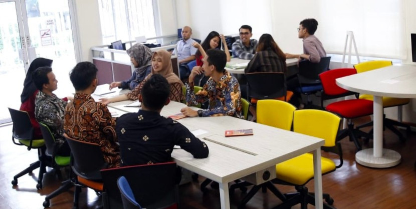 Suasana diskusi mahasiswa manajemen di Laboratorium BIDER UPER. (Foto: Dok UPER)