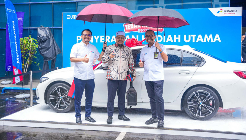 Pelanggan MyPertamina Andika Rumin asal Medan, merasakan kebahagiaan setelah memenangkan hadiah utama berupa satu unit mobil mewah BMW 320i. (Foto: Dok RUZKA INDONESIA)