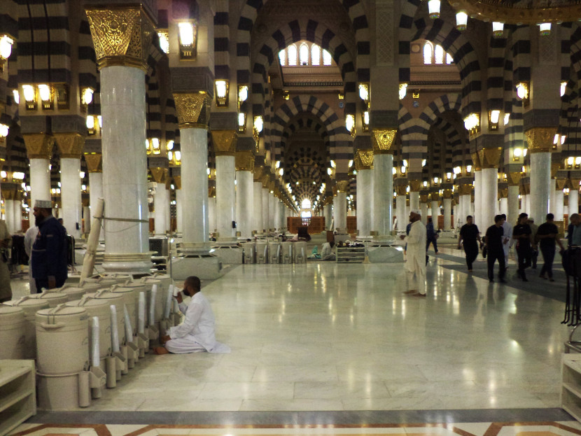 Seorang jamaah sedang minum segelas air zamzam di dalam Masjid Nabawi, Madinah. (Foto: SumatraLink.id/Mursalin Yasland)