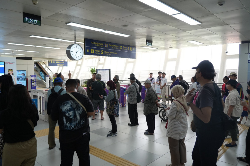 Ilustrasi. Pengguna LRT Jabodebek dapat melakukan pembayaran menggunakan berbagai jenis kartu. (Foto: Dok Humas LRT Jabodebek)