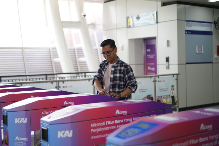 Ilustrasi. Tarif perjalanan LRT Jabodebek menggunakan sistem berbasis jarak tempuh. Pada jam sibuk (peak hour), tarif dasar dimulai dari Rp 5.000. (Foto: Dok. Humas LRT Jabodebek)