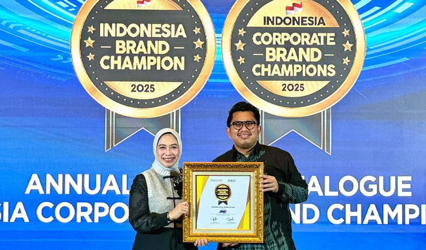 CEO Media Infobrand Group Susi Raharjo menyerahkan penghargaan kepada JNE yang diterima oleh Kurnia Nugraha selaku Media Communication Head Dept. (Foto: Dok RUZKA INDONESIA)