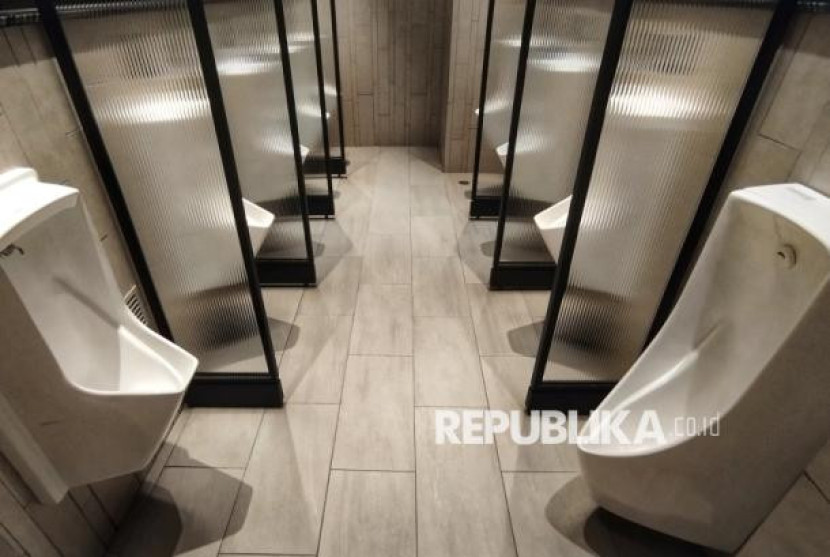 Deretan urinoar di toilet salah satu pusat perbelanjaan di Jakarta, Selasa (3/12/2024). Foto: Republika/Prayogi