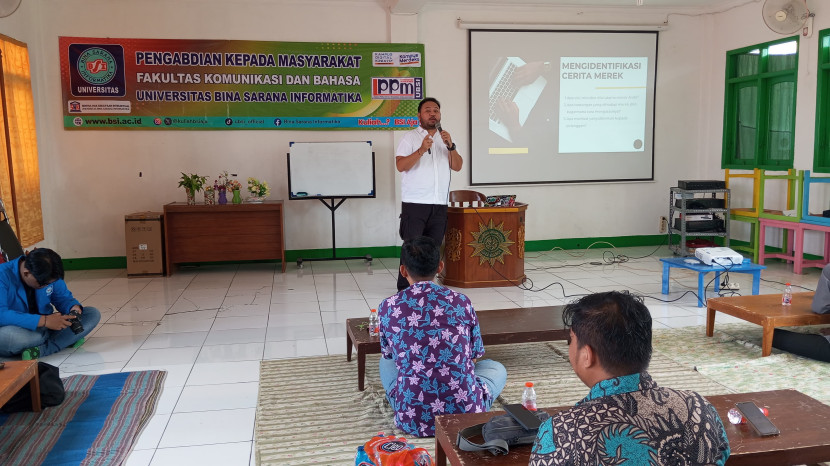 Dosen Universitas BSI menyampaikan materi pada pengabdian masyarakat bersama Pemuda Persis Kota Depok, di Aula PC Persis Depok, Jawa Barat, Sabtu (11/01/2025).