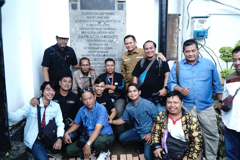 Pj Wali Kota Palembang Cheka Virgowansya bersama wartawan dengan latar belakang prasasti yang ditemukan di dinding Kantor Wali Kota Palembang. (FOTO: D Oskandar)