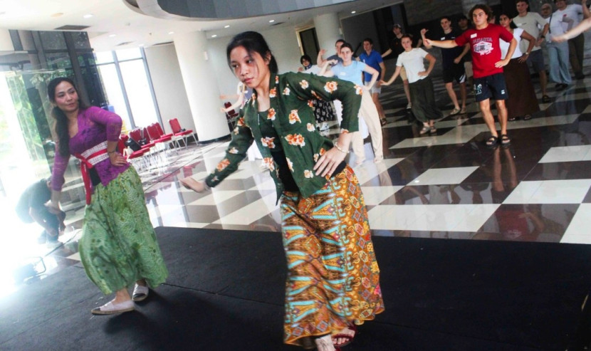 Puluhan Mahasiswa Queensland Ikuti Indonesians Art and Culture Workshop di Makara Art Center UI