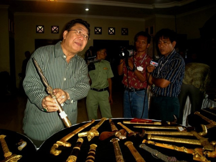 Andy Achmad Sampurnajaya dan keris koleksinya. (Foto: Republika/Mursalin Yasland)