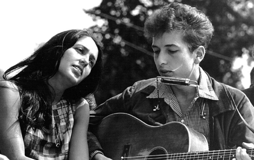 Joan Baez dan Bob Dylan tampil dalam aksi unjuk rasa hak-hak sipil pada 28 Agustus 1963 di Washington D.C. (Foto: Rowland Scherman/National Archive/Newsmakers)