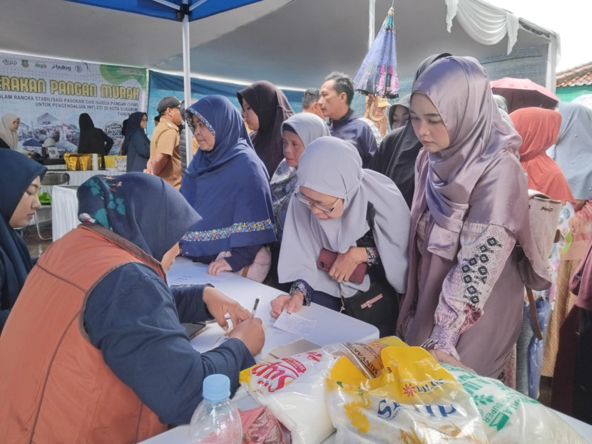 Warga tengah mengantri untuk mendapatkan paket sembako dalam gerakan pangan murah yang digelar Pemkot Sukabumi di Lapang Renyah, Kelurahan Tipar, Kecamatan Citamiang, Kota Sukabumi, Senin (20/1/2025).