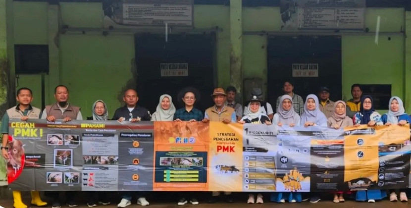 Kementan berikan edukasi penyakit mulut dan kuku (PMK) ke peternak Sapi Bagus Farm di Kecamatan Tapos, Kota Depok. (Foto: Dok Diskominfo Kota Depok)