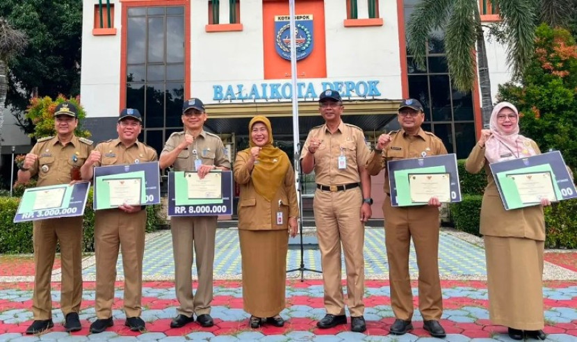 Pj Sekda Kota Depok, Nina Suzana (tengah) menyerahkan penghargaan kepada lima perangkat daerah terbaik capaian kinerja APBD 2024. (Foto: Dok Diskominfo Kota Depok)